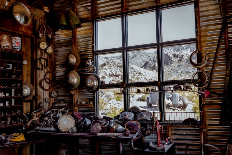 cordonnerie-ST MANDRIER SUR MER-min_shop_window_part_junk_abandoned-138873